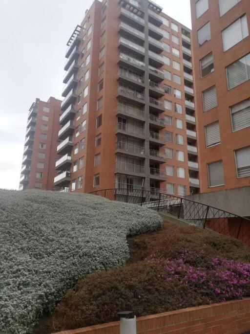 Ferienwohnung Hermosa Habitacion Privada En Conjunto Residencial Cerca Al Aeropuerto Y Terminal De Bogota, Zonas Comunes Se Comparten Con 1 Persona Exterior foto